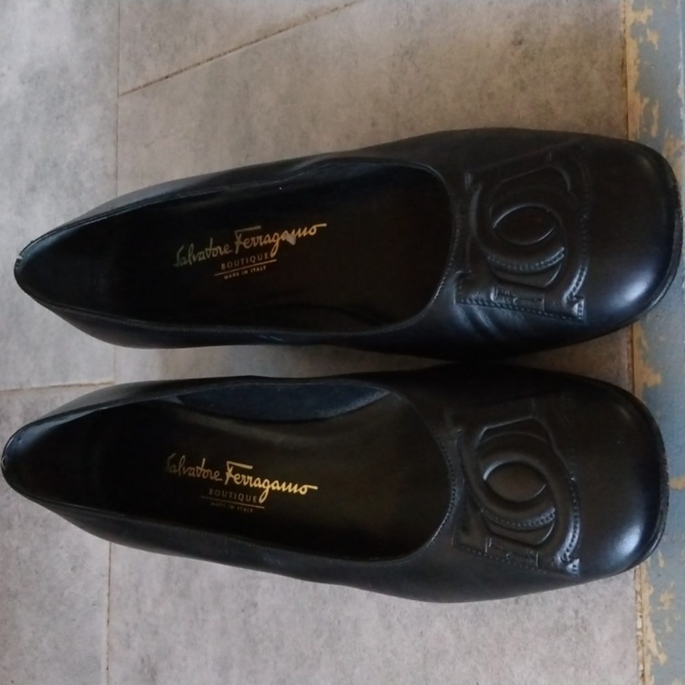 SALVATORE FERROGAMO Size 9  B